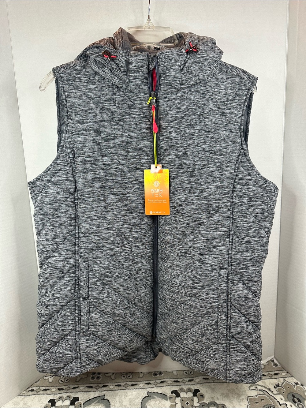 tek gear Gray Quilted Hooded Puffer Vest, size Large, detachable hood, NWT